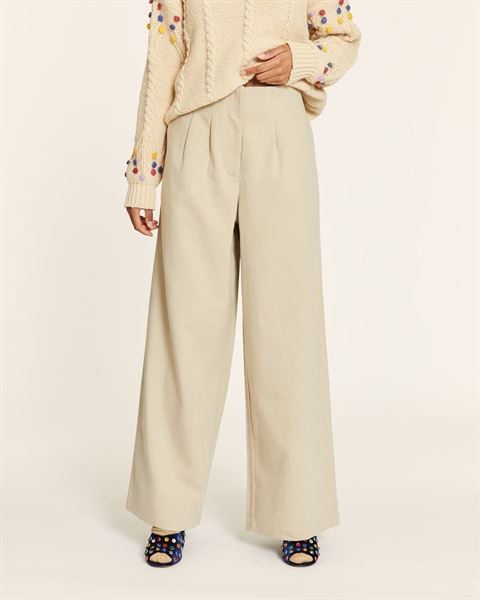 Pantalón tencel con pinzas en beige